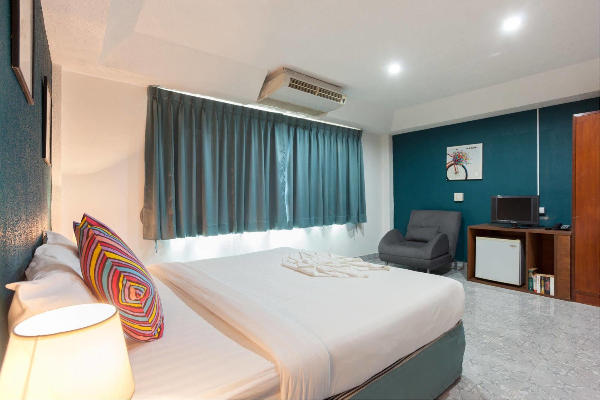 Simple Boutique Seabreeze Hotel Patong Екстериор снимка