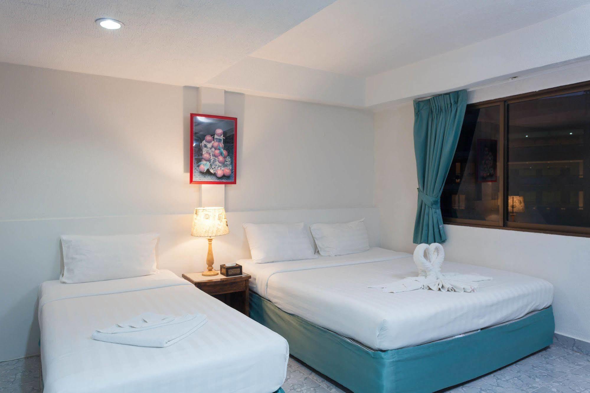 Simple Boutique Seabreeze Hotel Patong Екстериор снимка