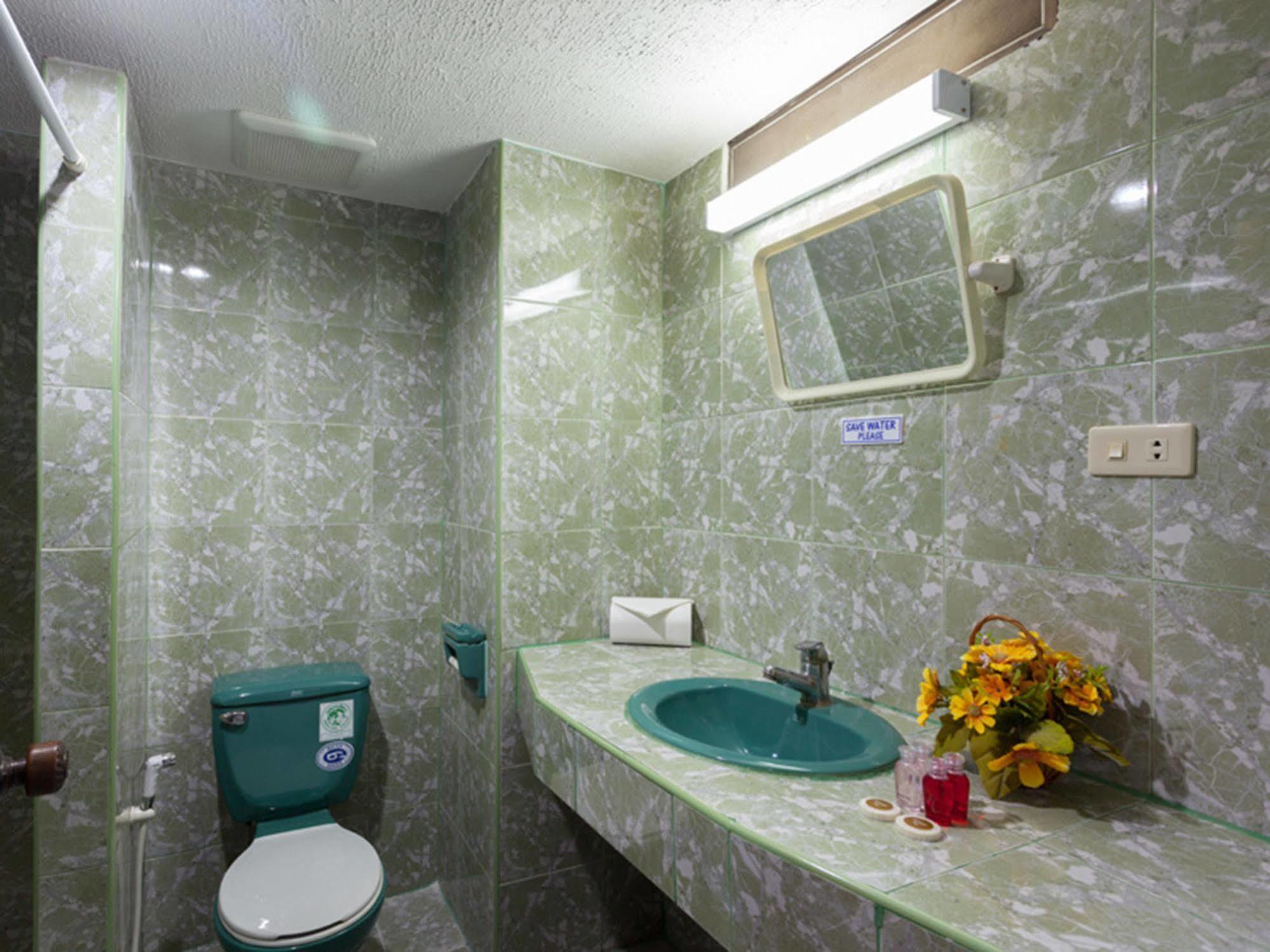 Simple Boutique Seabreeze Hotel Patong Екстериор снимка