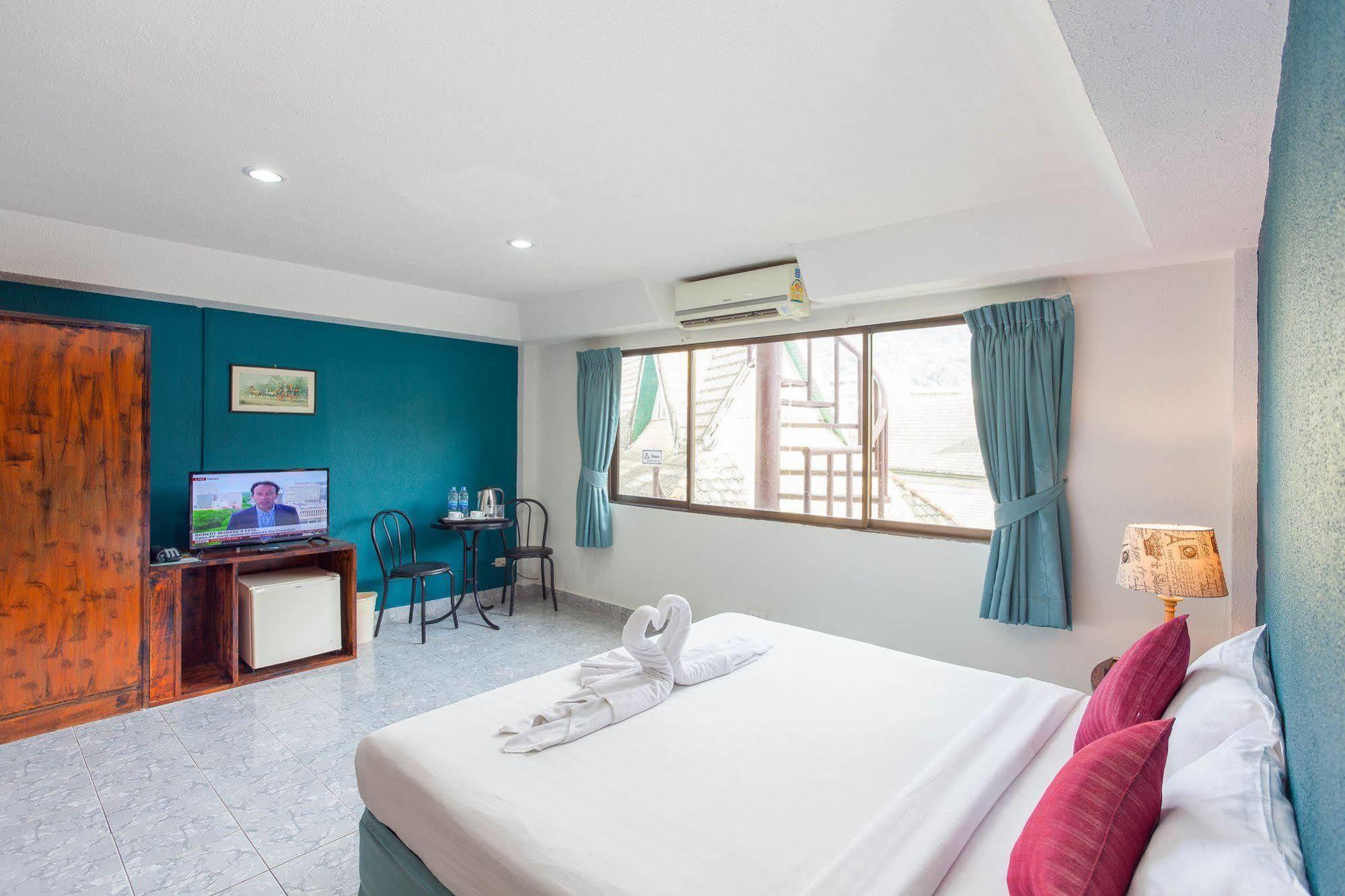 Simple Boutique Seabreeze Hotel Patong Екстериор снимка